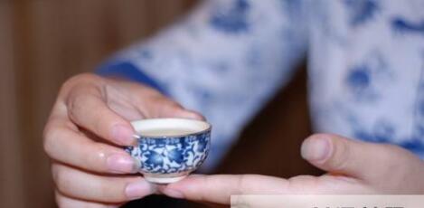 女士喝茶的手勢，女人正確喝茶手勢姿勢圖