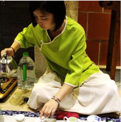 女士喝茶的手勢，女人正確喝茶手勢姿勢圖