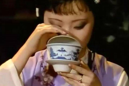 女士喝茶優(yōu)雅姿勢，女士正確喝茶姿勢禮儀