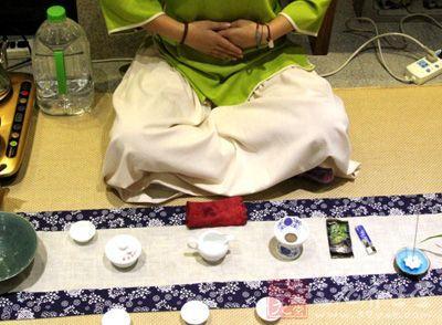 女士喝茶的手勢，女人正確喝茶手勢姿勢圖