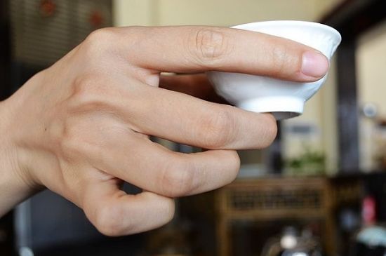 女士喝茶的手勢，女人正確喝茶手勢姿勢圖