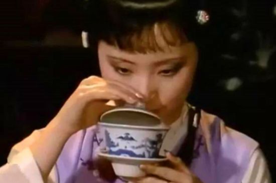 女士喝茶優(yōu)雅姿勢，女士正確喝茶姿勢禮儀