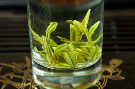 安吉白茶冷藏好還是冷凍好？這個(gè)需要根據(jù)存放時(shí)間來選擇