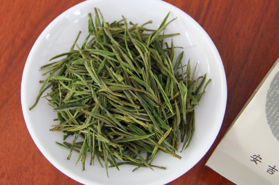 安吉白茶冷藏好還是冷凍好？這個(gè)需要根據(jù)存放時(shí)間來選擇