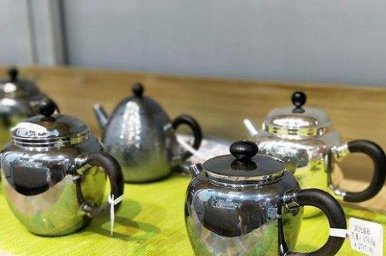 銀壺燒水后水里有黑色的東西，為什么銀壺里有黑點