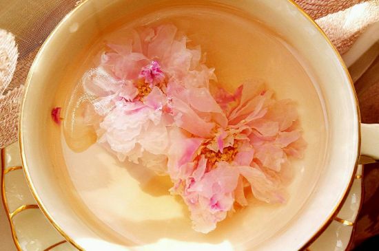 玫瑰花茶的功效與作用，堅(jiān)持喝一個(gè)月玫瑰花茶會(huì)怎樣？