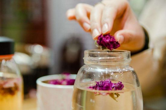 好玫瑰花茶多少錢一斤啊，玫瑰花茶價(jià)格多少錢合理？