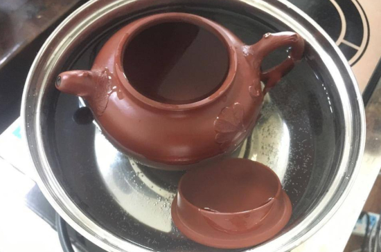 紫砂開(kāi)壺和不開(kāi)壺的區(qū)別，紫砂壺開(kāi)壺的正確方法及開(kāi)壺建議