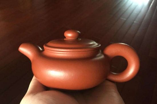 朱泥<a href=http://www.xkywd55.com/chaju/zisha/ target=_blank class=infotextkey>紫砂壺如何開壺</a>，朱泥壺日常泡茶養(yǎng)護(hù)