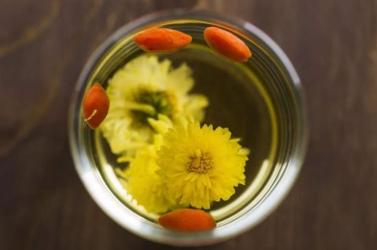 菊花茶的最佳搭配有哪幾樣，菊花茶和什么搭配喝效果好？