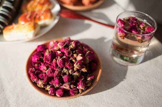 玫瑰花茶的功效與作用，堅(jiān)持喝一個(gè)月玫瑰花茶會(huì)怎樣？