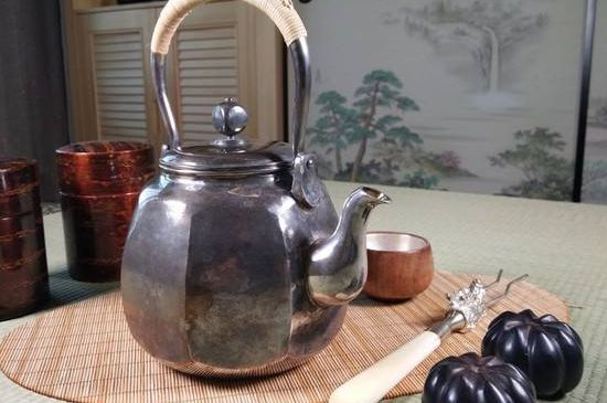 銀壺泡茶后為什么會變黑，銀壺內(nèi)膽發(fā)黑怎么辦