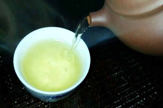 一天什么時(shí)候喝黑茶最好，喝黑茶一天最佳時(shí)間和季節(jié)