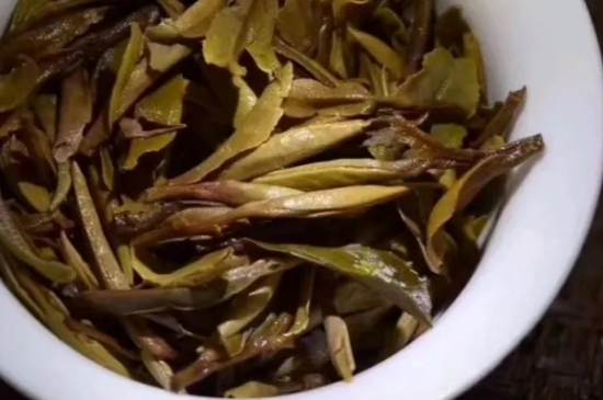 老白茶上火還是去火？夏季喝煮的老白茶會(huì)容易上火！