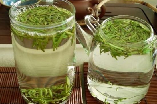 竹葉青和雀舌哪個(gè)貴，竹葉<a href=http://www.xkywd55.com/fenlei/wulongcha/ target=_blank class=infotextkey>青茶</a>貴嗎？