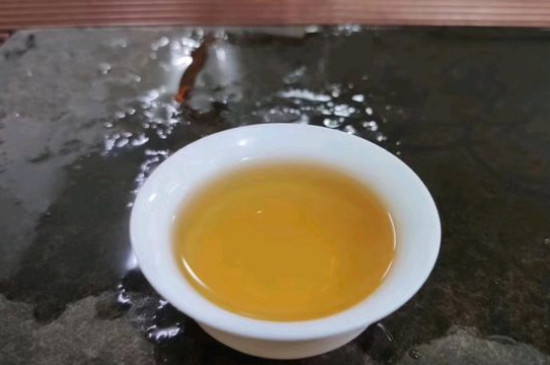 新舊白茶怎么區(qū)分，怎么分辨白茶是新還是舊