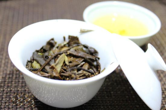 怎么撬老白茶茶餅不容易碎，福鼎白茶如何撬茶方法