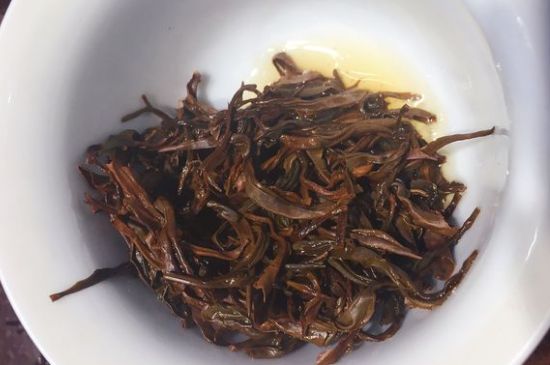 女人喝紅茶好還是喝普洱茶好，普洱茶和紅茶哪個適合女人喝