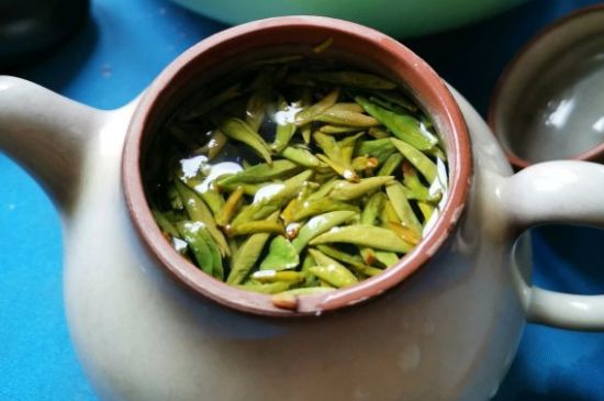 龍井茶放二年了能喝嗎，過期龍井茶的妙用！