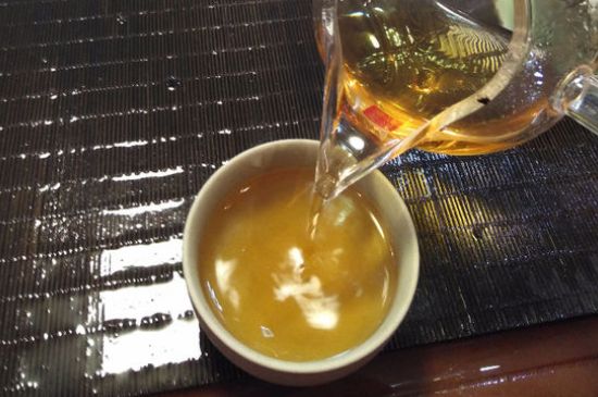 女人喝金駿眉的好處和壞處，女性喝金駿眉可減肥養(yǎng)顏