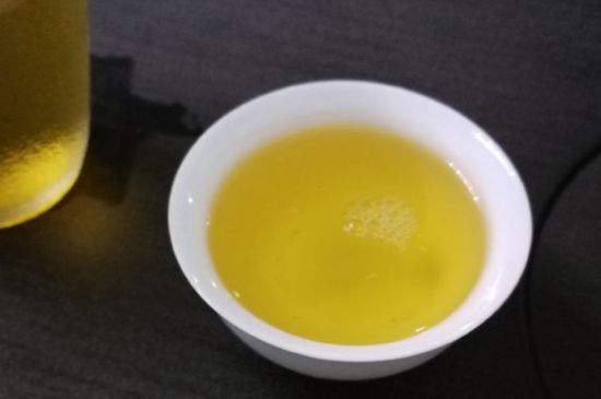 女人喝金駿眉的好處和壞處，女性喝金駿眉可減肥養(yǎng)顏